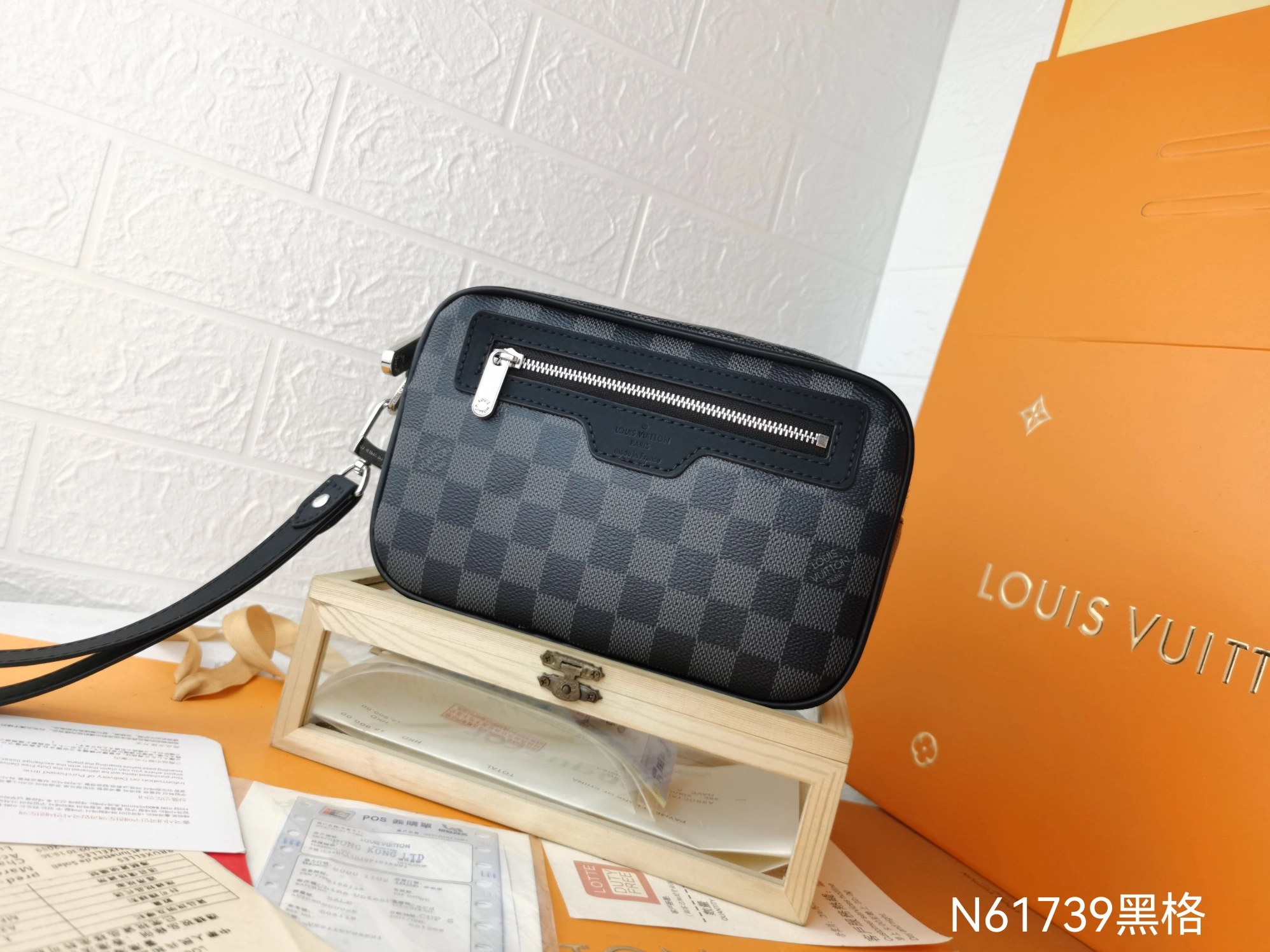 Louis Vuitton AAA Man Wallets Bold 9199
