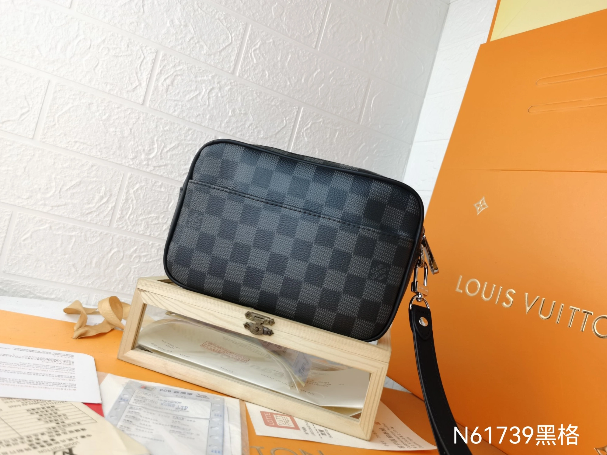 Louis Vuitton AAA Man Wallets Bold 9199