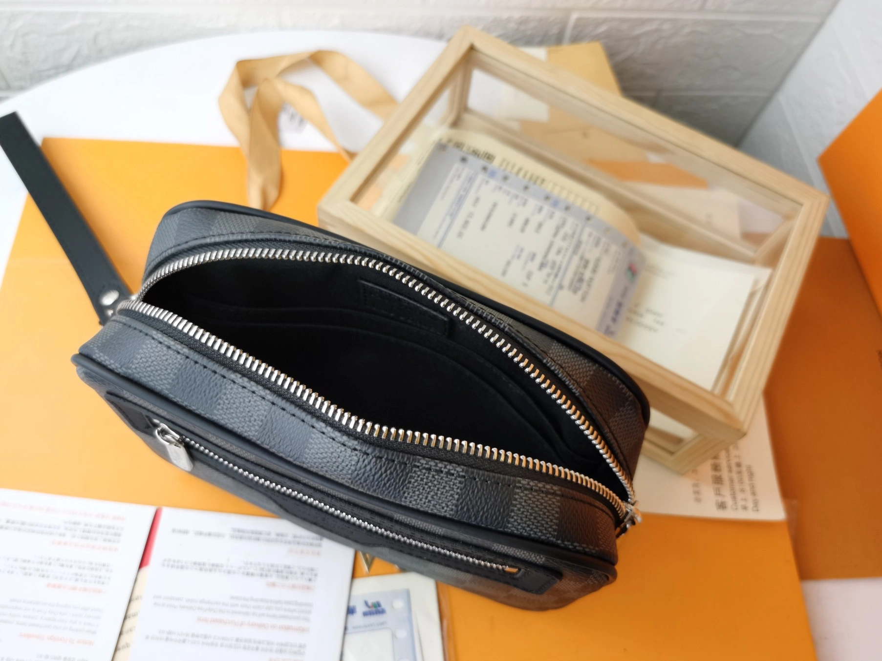 Louis Vuitton AAA Man Wallets Bold 9199