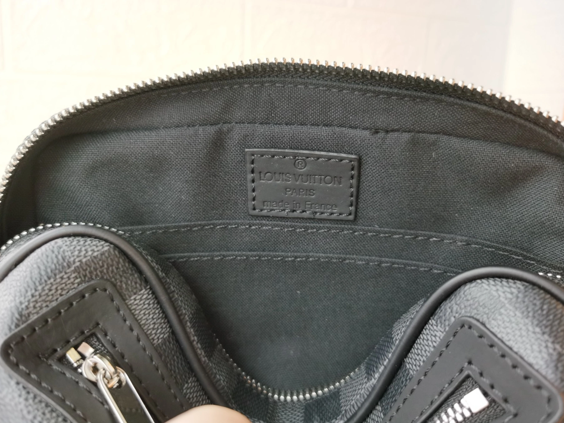 Louis Vuitton AAA Man Wallets Bold 9199