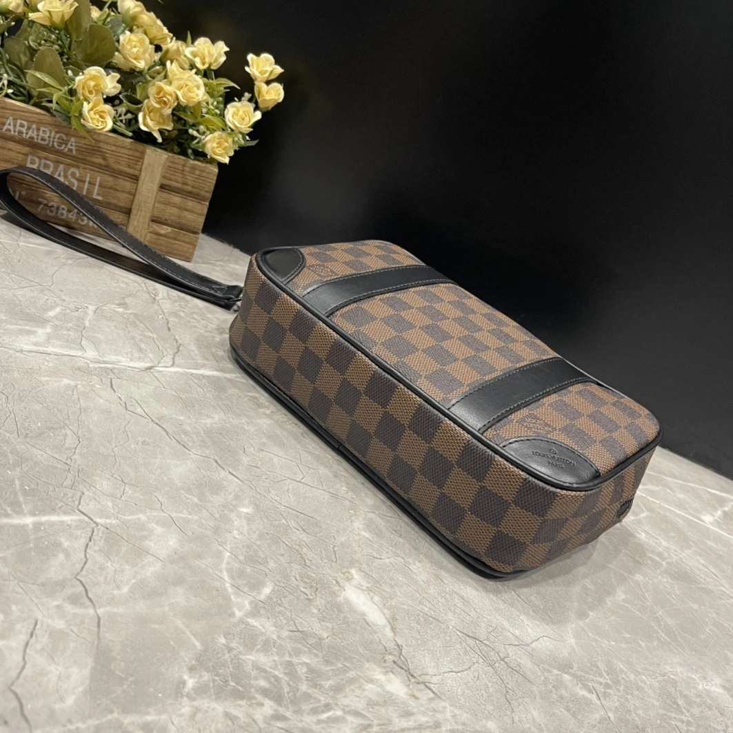 Louis Vuitton AAA Man Wallets Breathable 6021