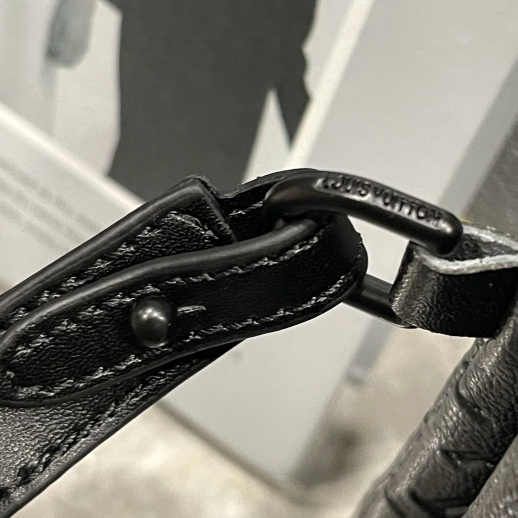 Louis Vuitton AAA Man Wallets Breathable 614