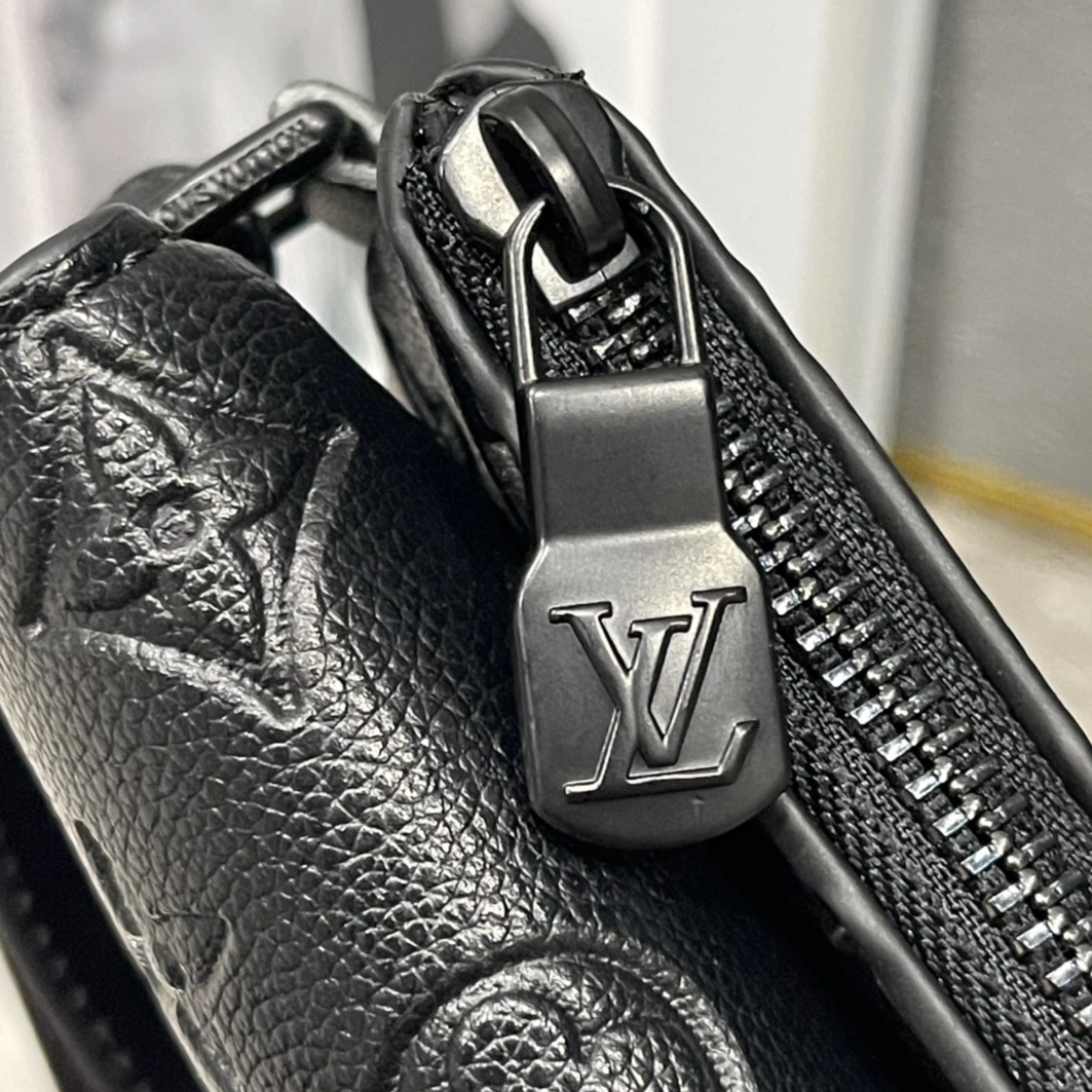 Louis Vuitton AAA Man Wallets Breathable 614