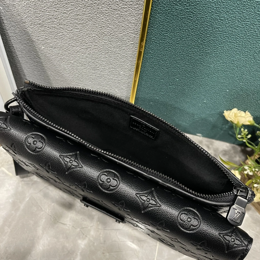 Louis Vuitton AAA Man Wallets Breathable 614