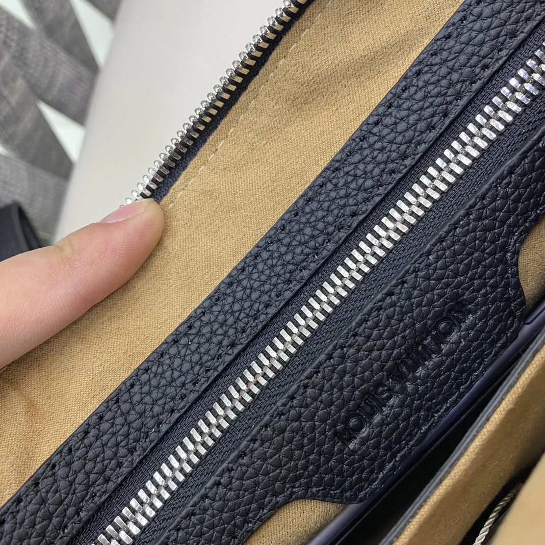 Louis Vuitton AAA Man Wallets Breathable 6982