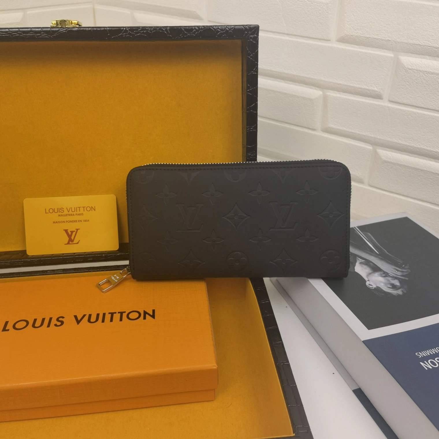 Louis Vuitton AAA Man Wallets Comfortable 8171