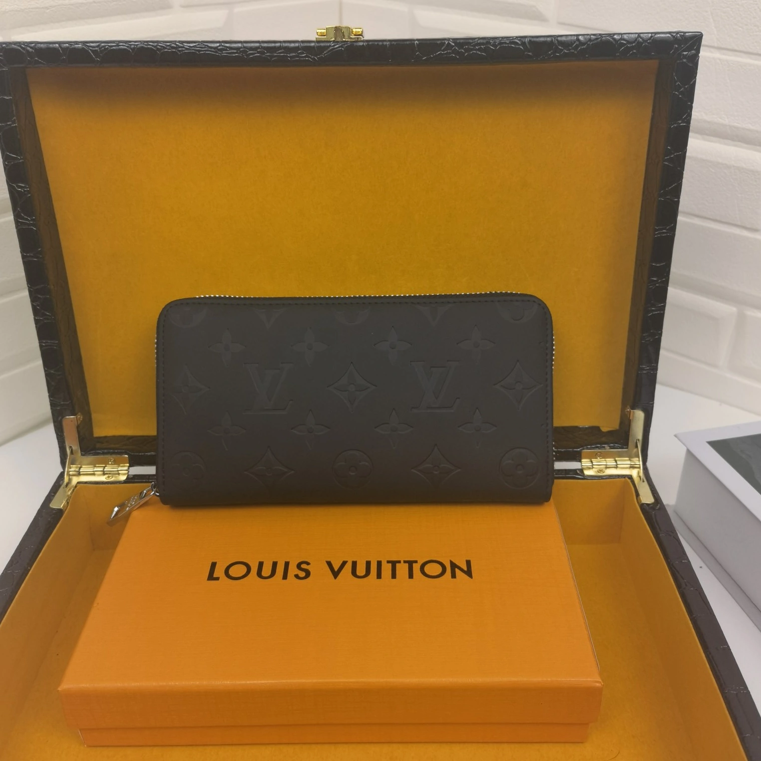 Louis Vuitton AAA Man Wallets Comfortable 8171