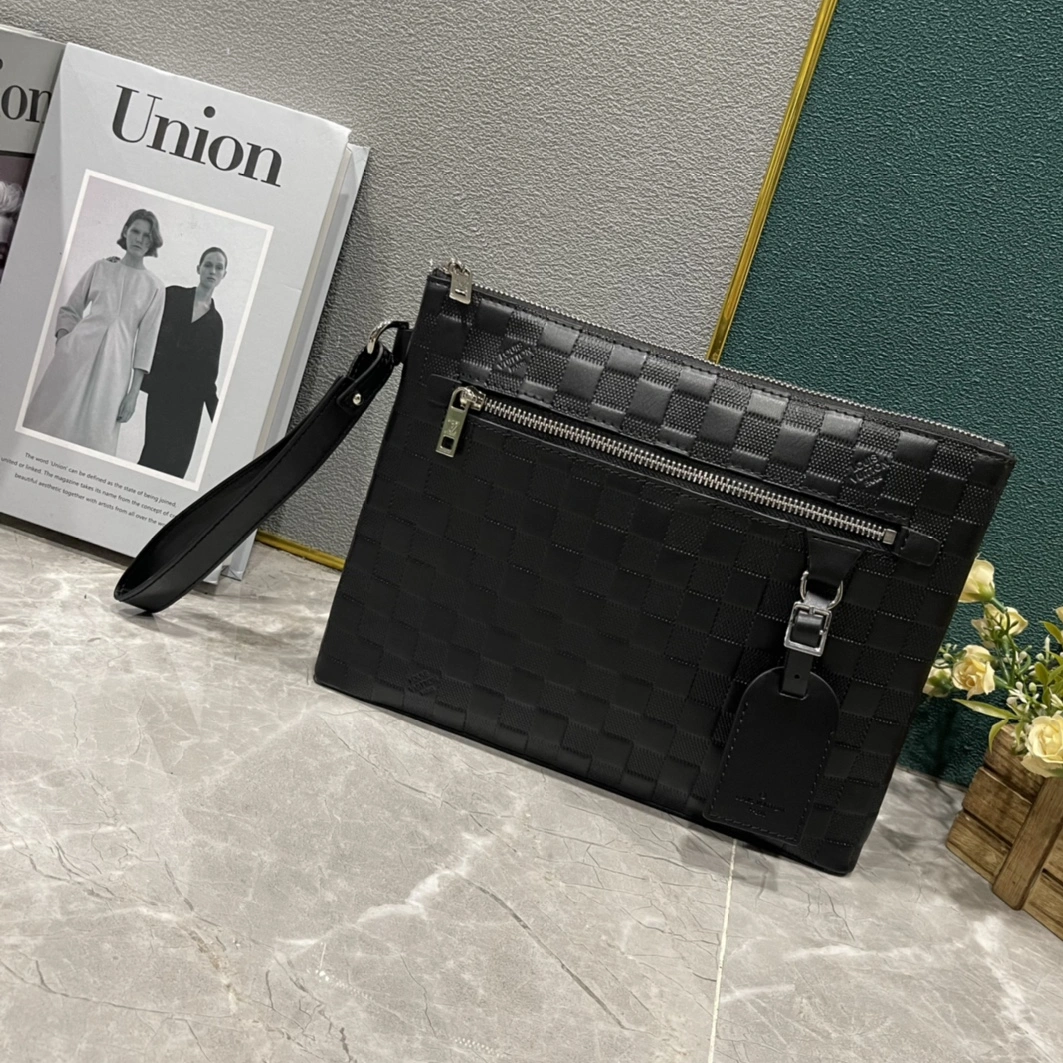 Louis Vuitton AAA Man Wallets DailyWear 8164
