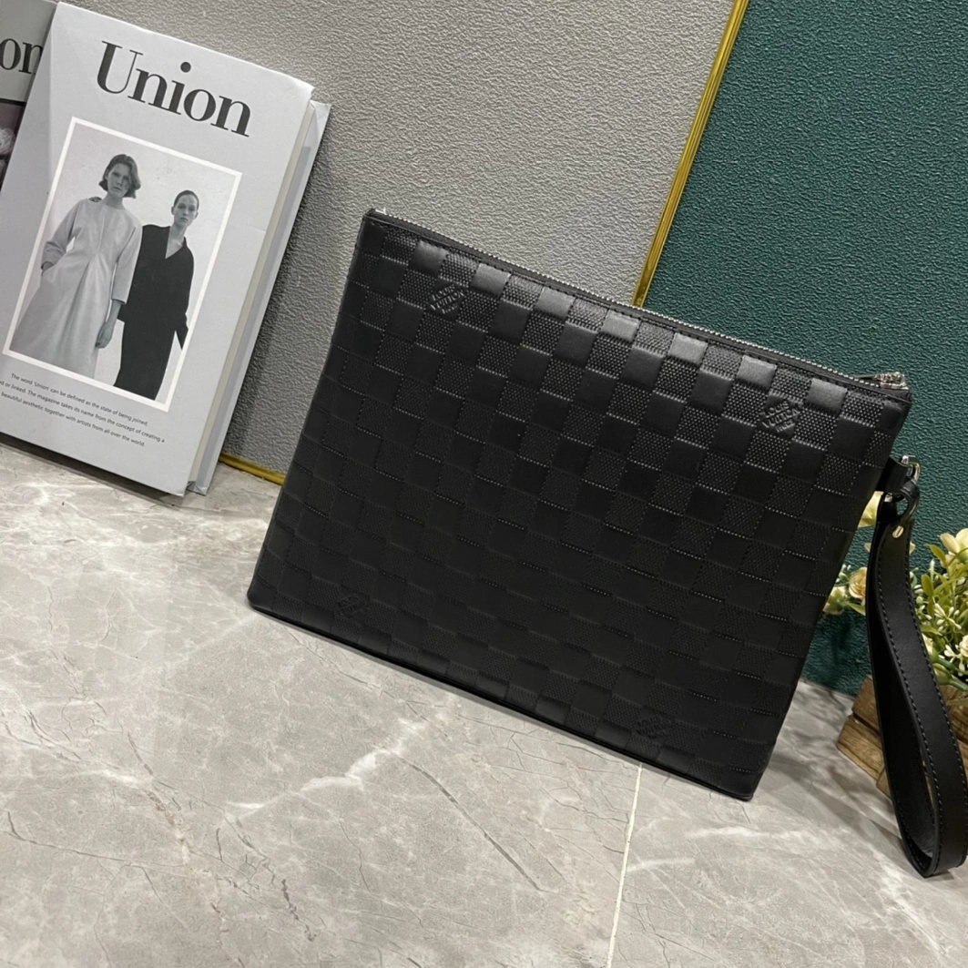 Louis Vuitton AAA Man Wallets DailyWear 8164