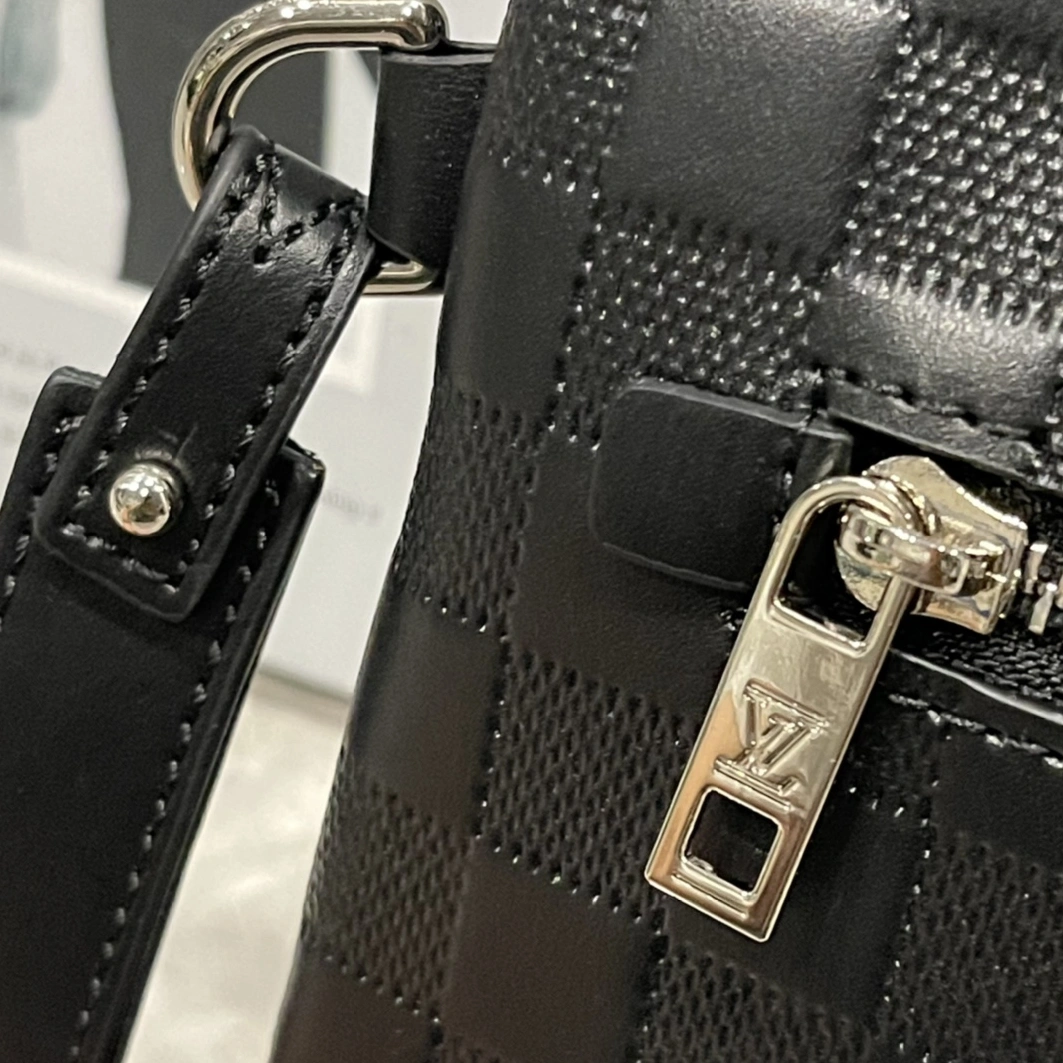 Louis Vuitton AAA Man Wallets DailyWear 8164