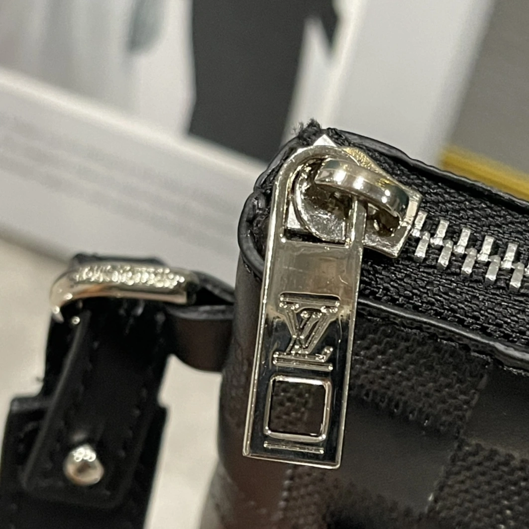 Louis Vuitton AAA Man Wallets DailyWear 8164