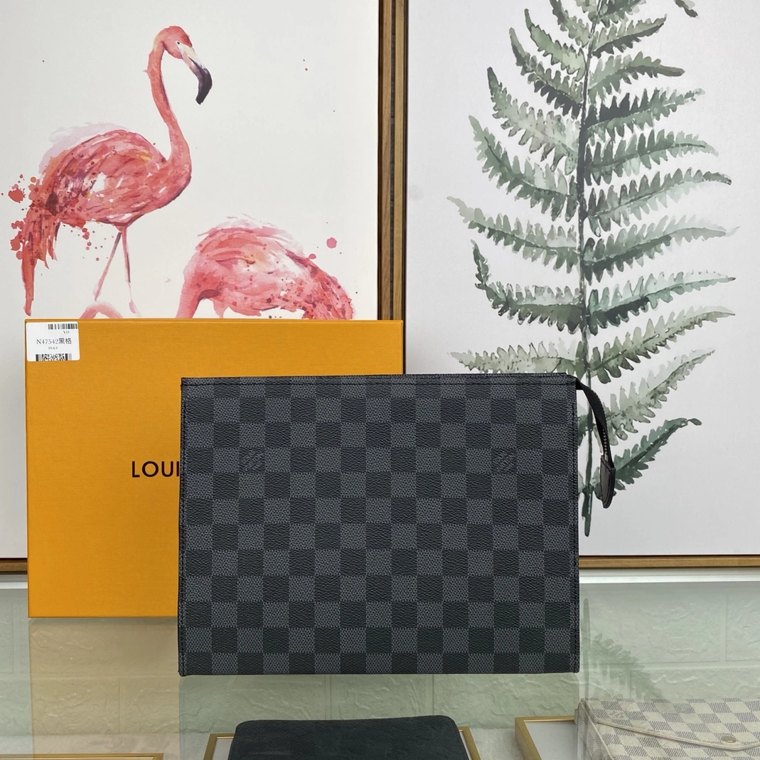 Louis Vuitton AAA Man Wallets DailyWear 8323