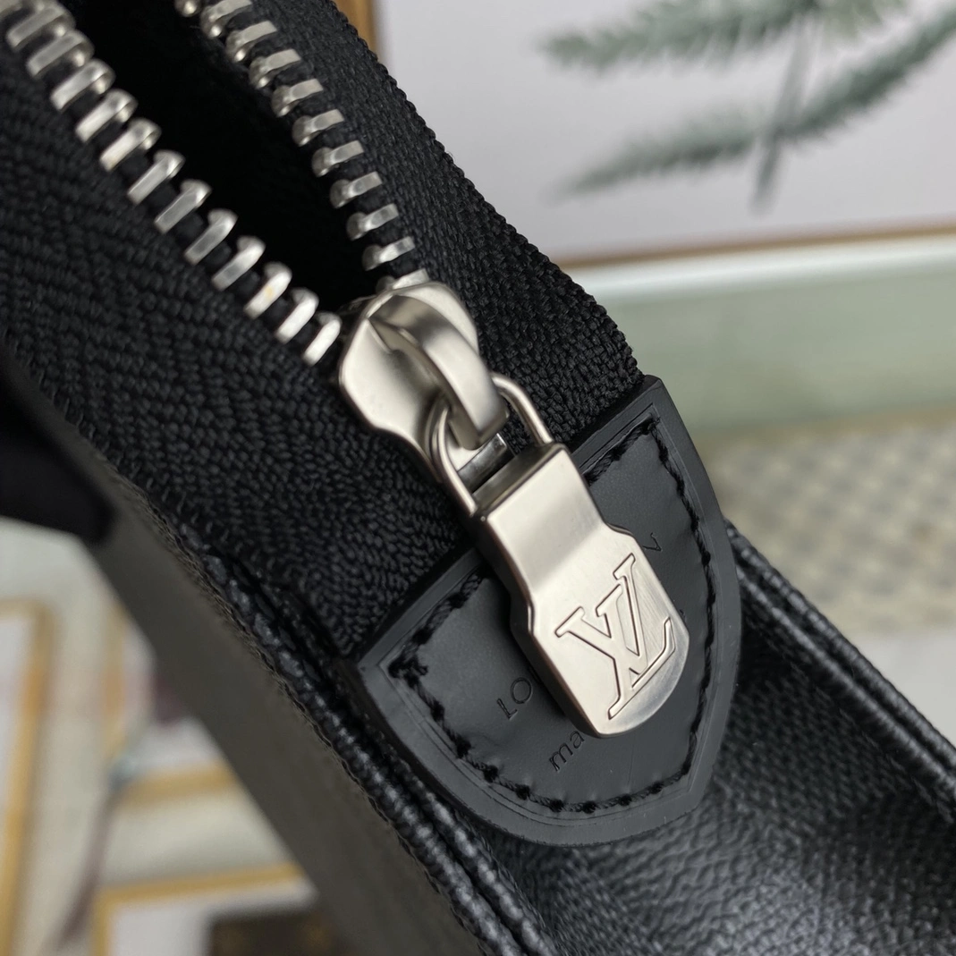 Louis Vuitton AAA Man Wallets DailyWear 8323
