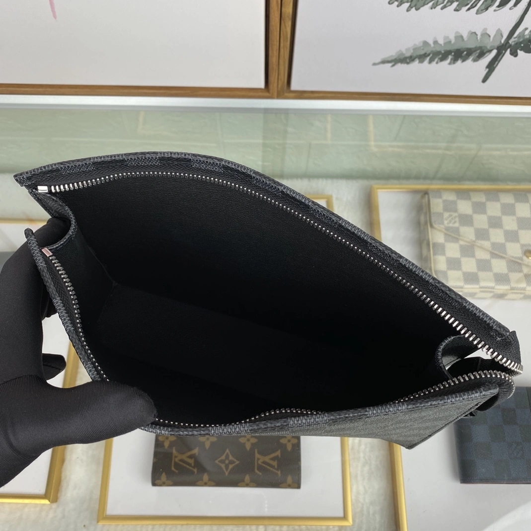 Louis Vuitton AAA Man Wallets DailyWear 8323