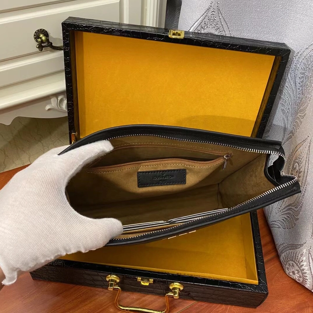 Louis Vuitton AAA Man Wallets DailyWear 9807