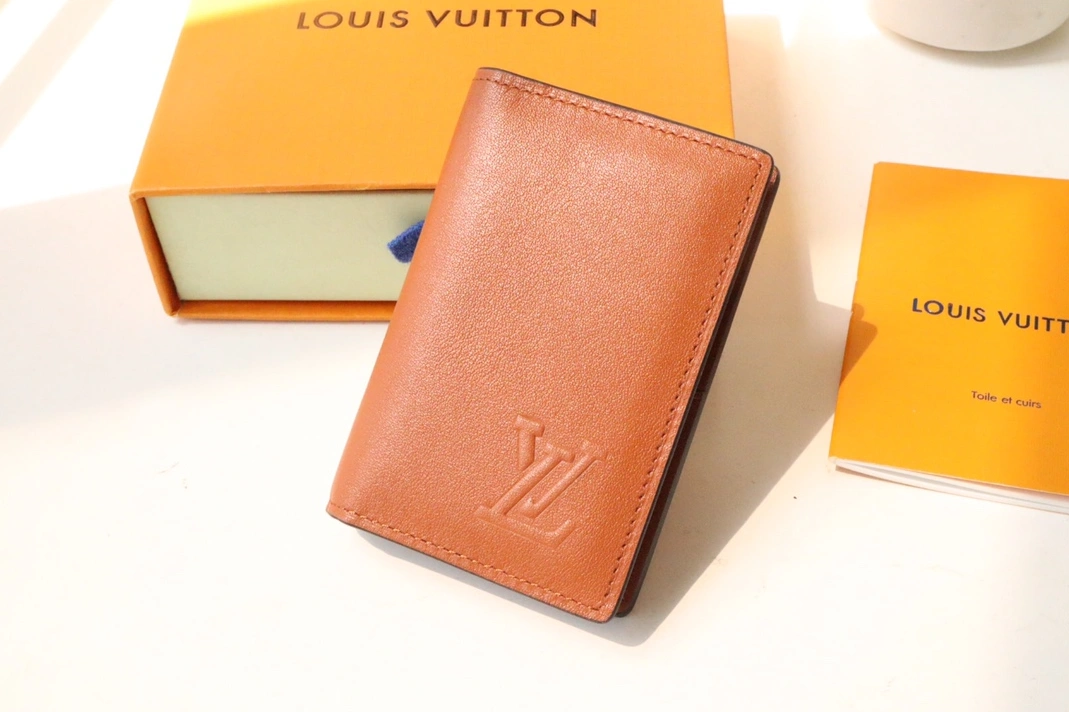 Louis Vuitton AAA Man Wallets Durable 8008