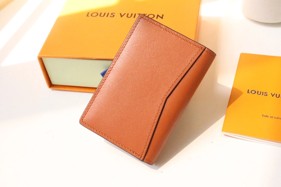 Louis Vuitton AAA Man Wallets Durable 8008