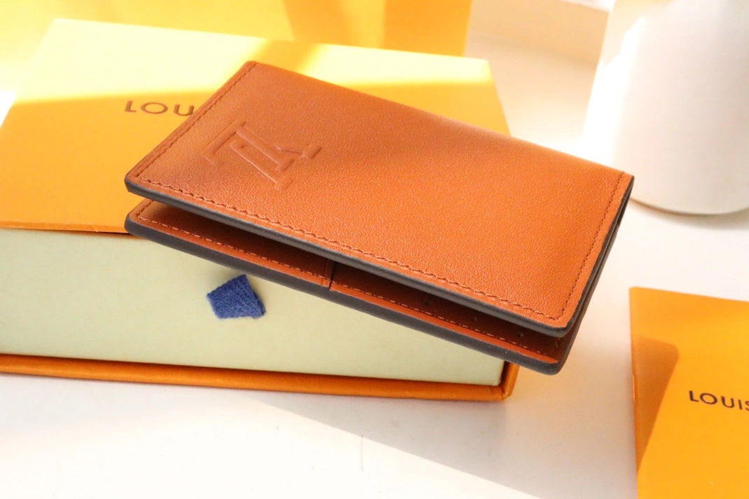 Louis Vuitton AAA Man Wallets Durable 8008
