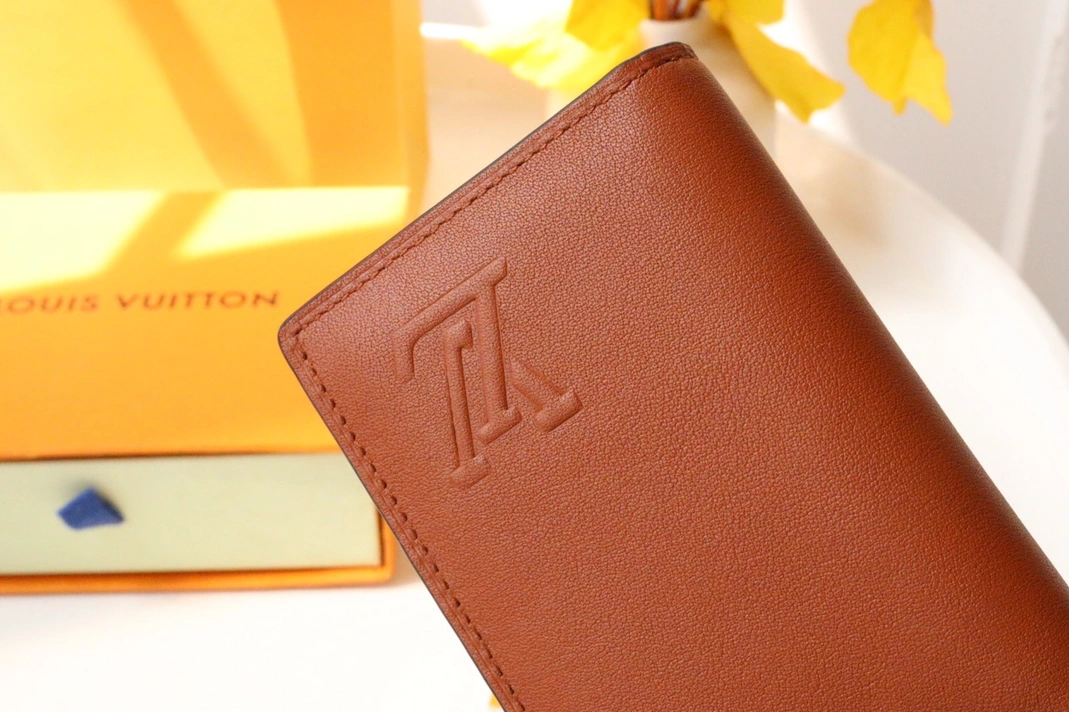Louis Vuitton AAA Man Wallets Durable 8008