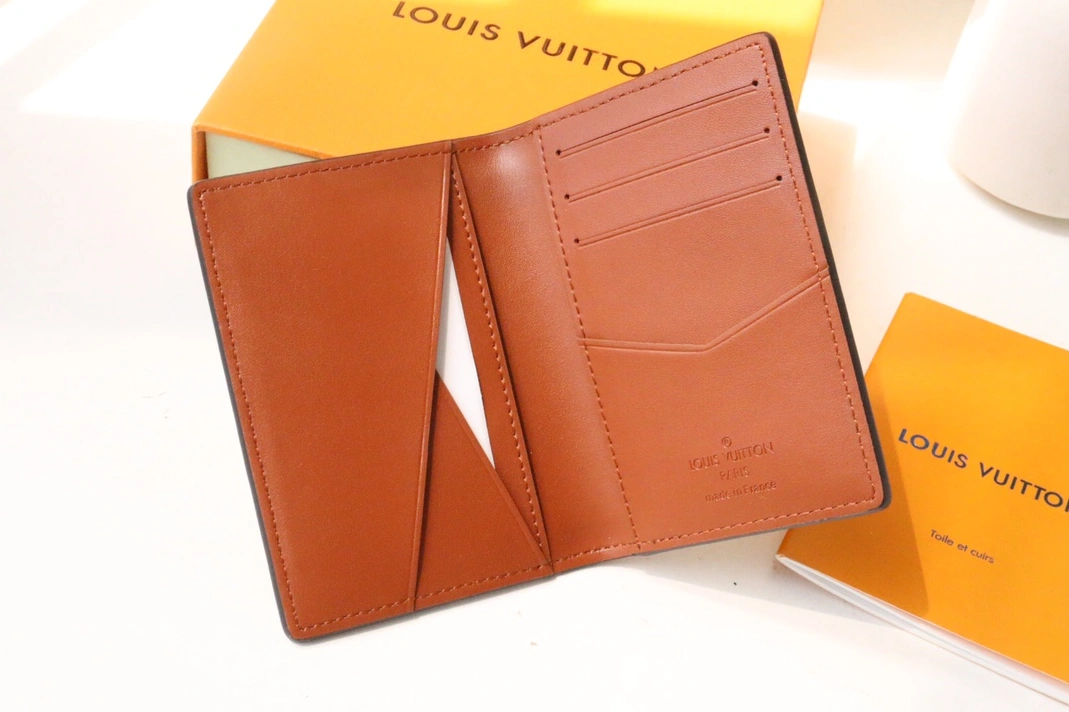 Louis Vuitton AAA Man Wallets Durable 8008