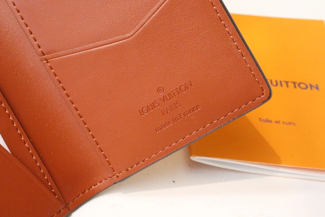 Louis Vuitton AAA Man Wallets Durable 8008