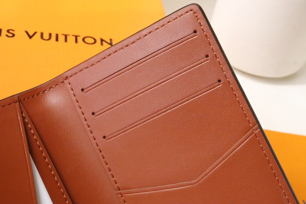 Louis Vuitton AAA Man Wallets Durable 8008