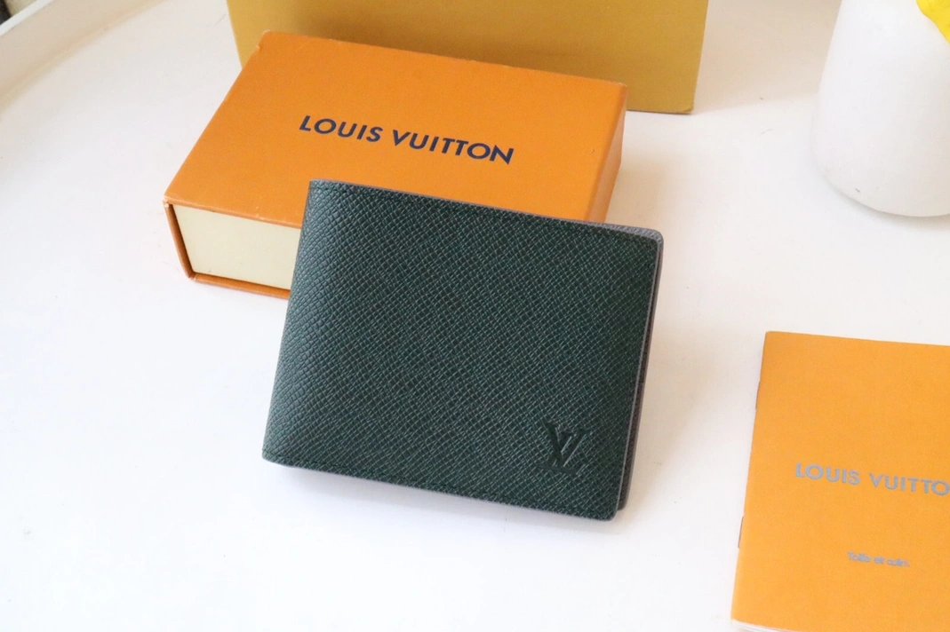 Louis Vuitton AAA Man Wallets Durable 9276