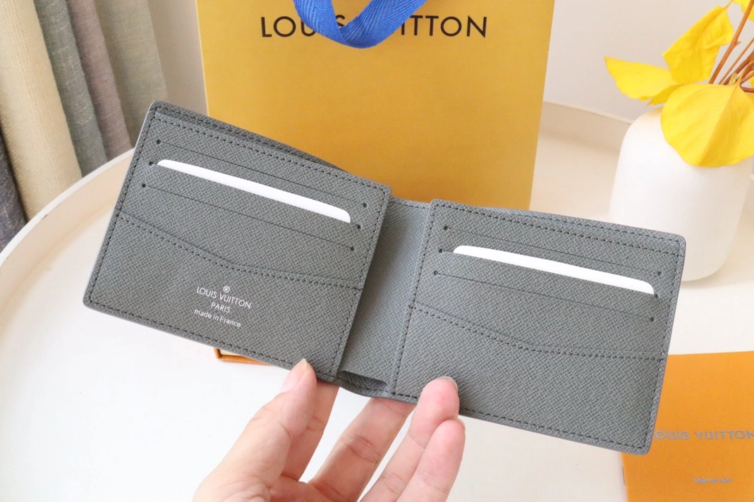 Louis Vuitton AAA Man Wallets Durable 9276
