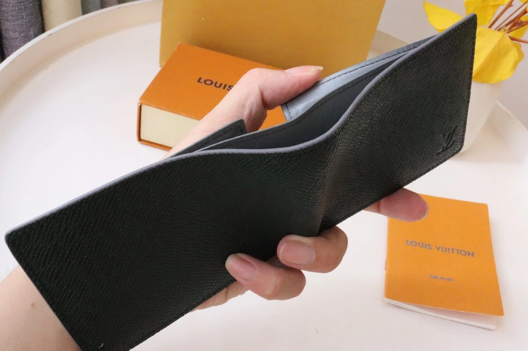 Louis Vuitton AAA Man Wallets Durable 9276