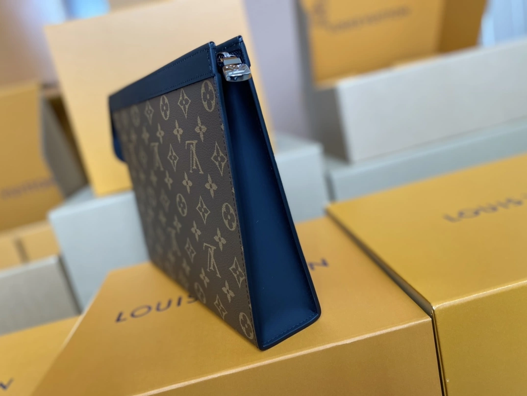 Louis Vuitton AAA Man Wallets EasyMatch 3793