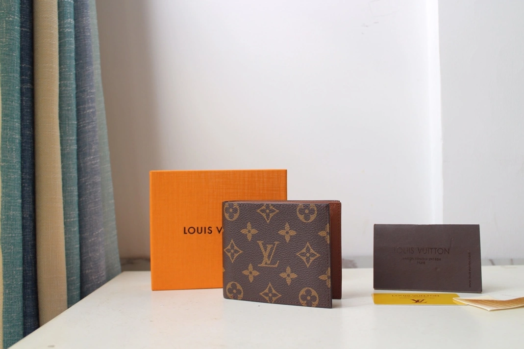 Louis Vuitton AAA Man Wallets EyeCatching 3864