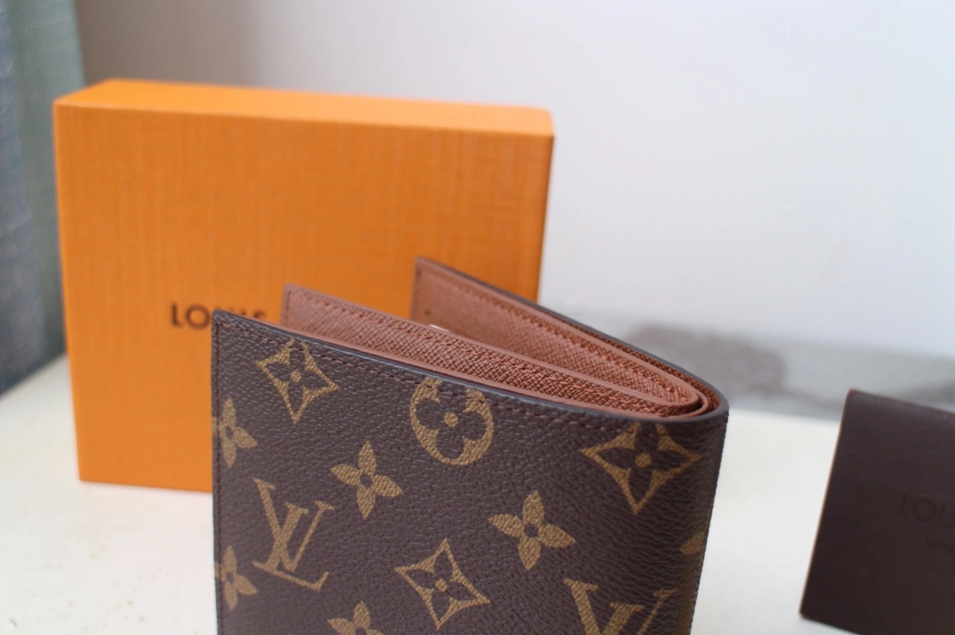 Louis Vuitton AAA Man Wallets EyeCatching 3864