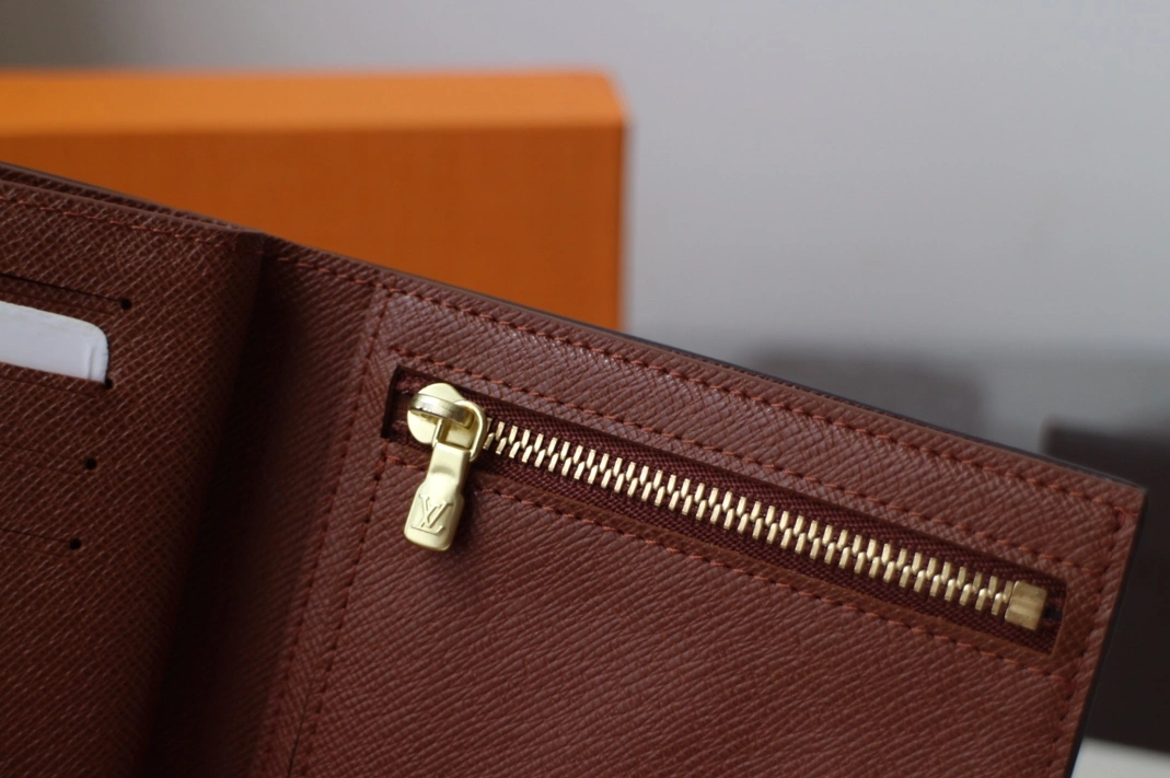 Louis Vuitton AAA Man Wallets EyeCatching 3864