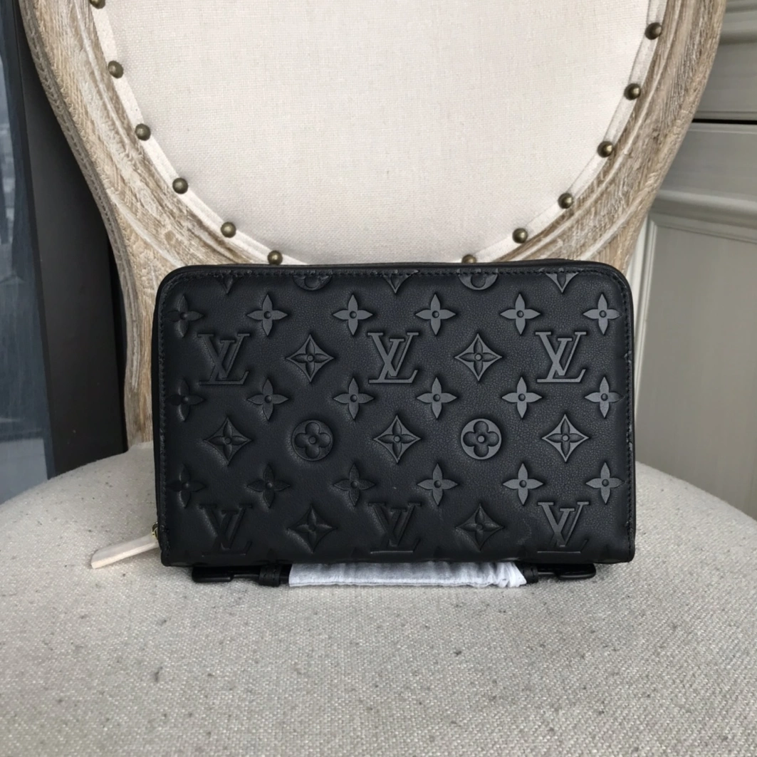 Louis Vuitton AAA Man Wallets EyeCatching 3903