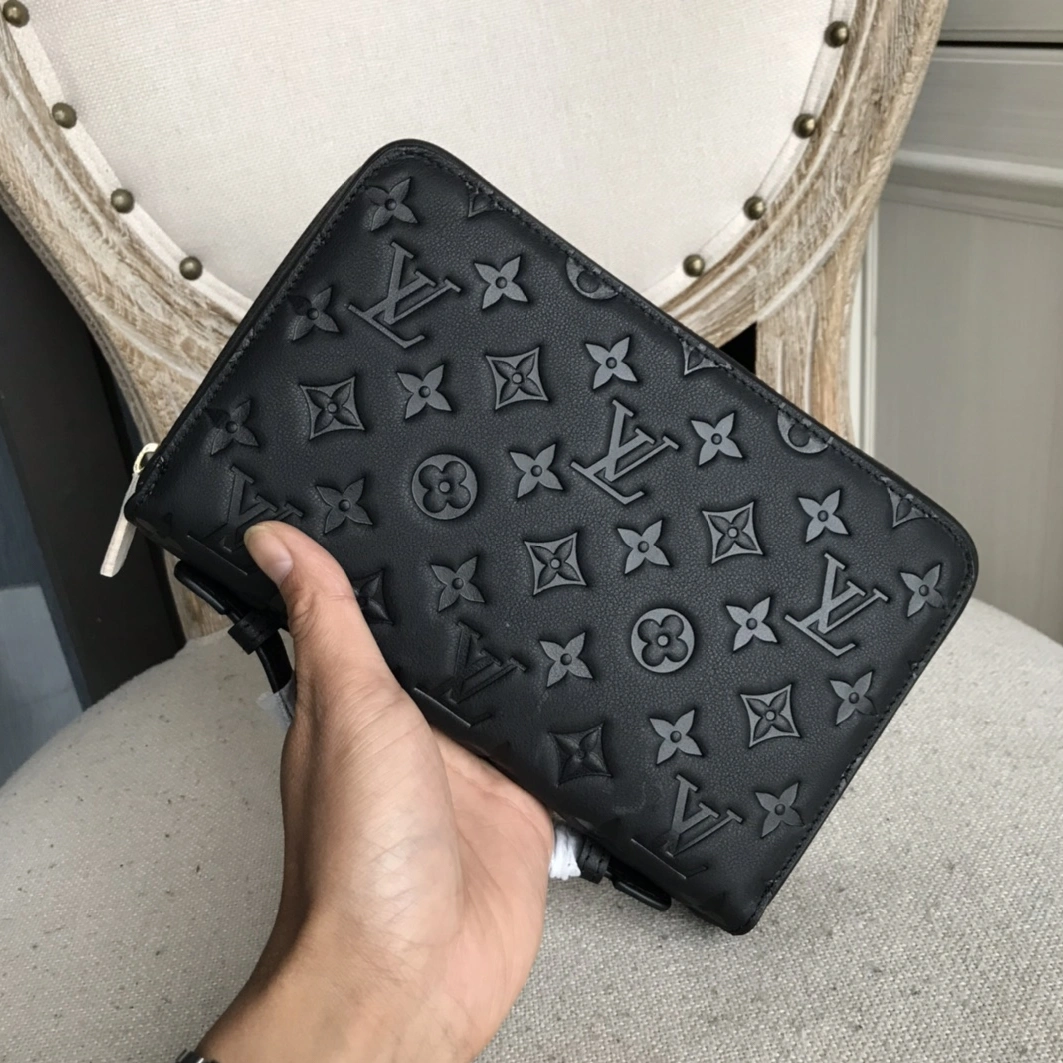 Louis Vuitton AAA Man Wallets EyeCatching 3903