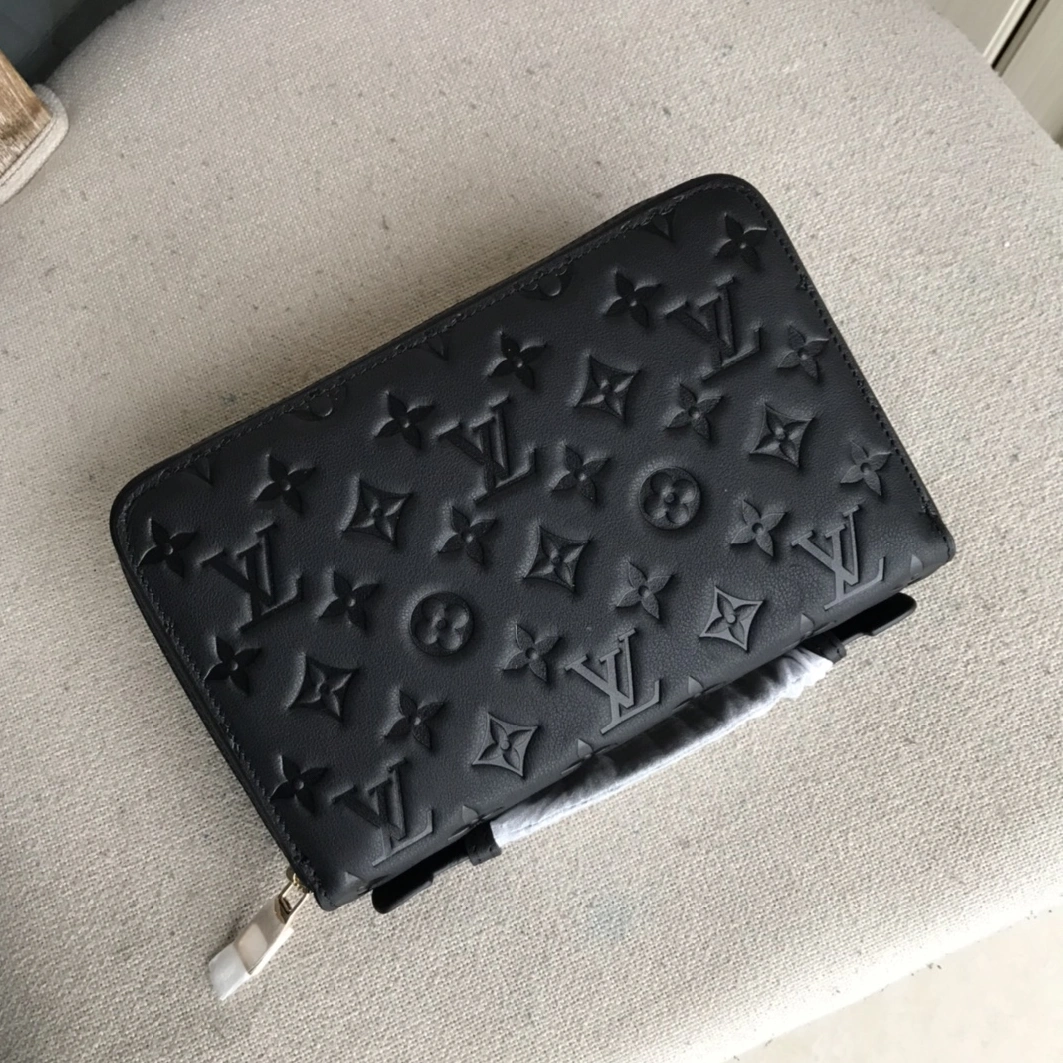 Louis Vuitton AAA Man Wallets EyeCatching 3903