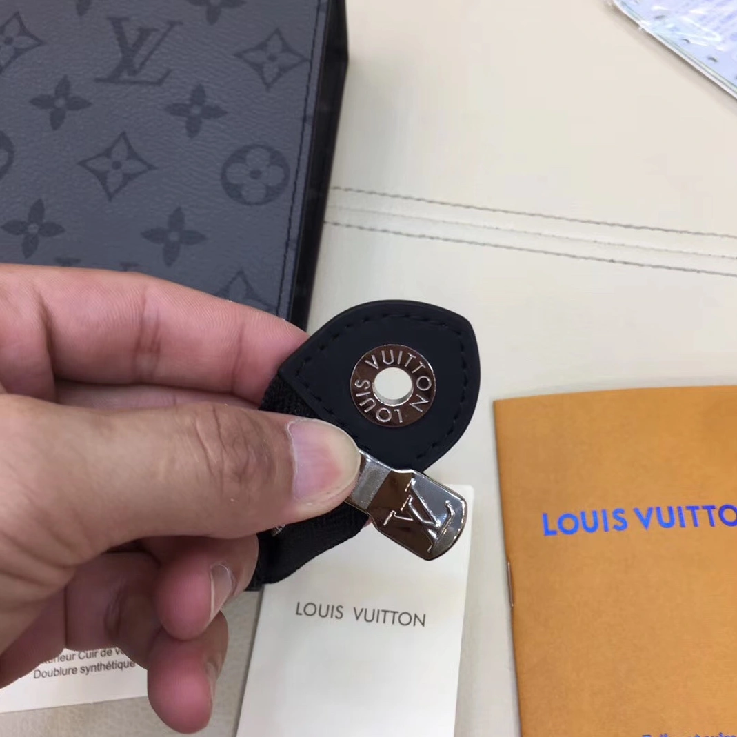 Louis Vuitton AAA Man Wallets Flexible 8026