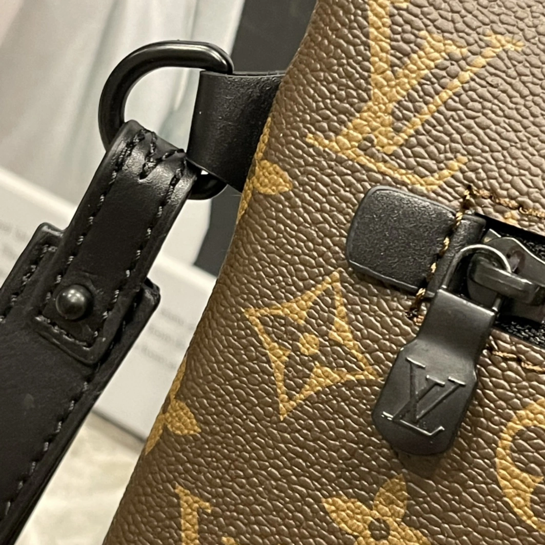 Louis Vuitton AAA Man Wallets Minimalist 6370