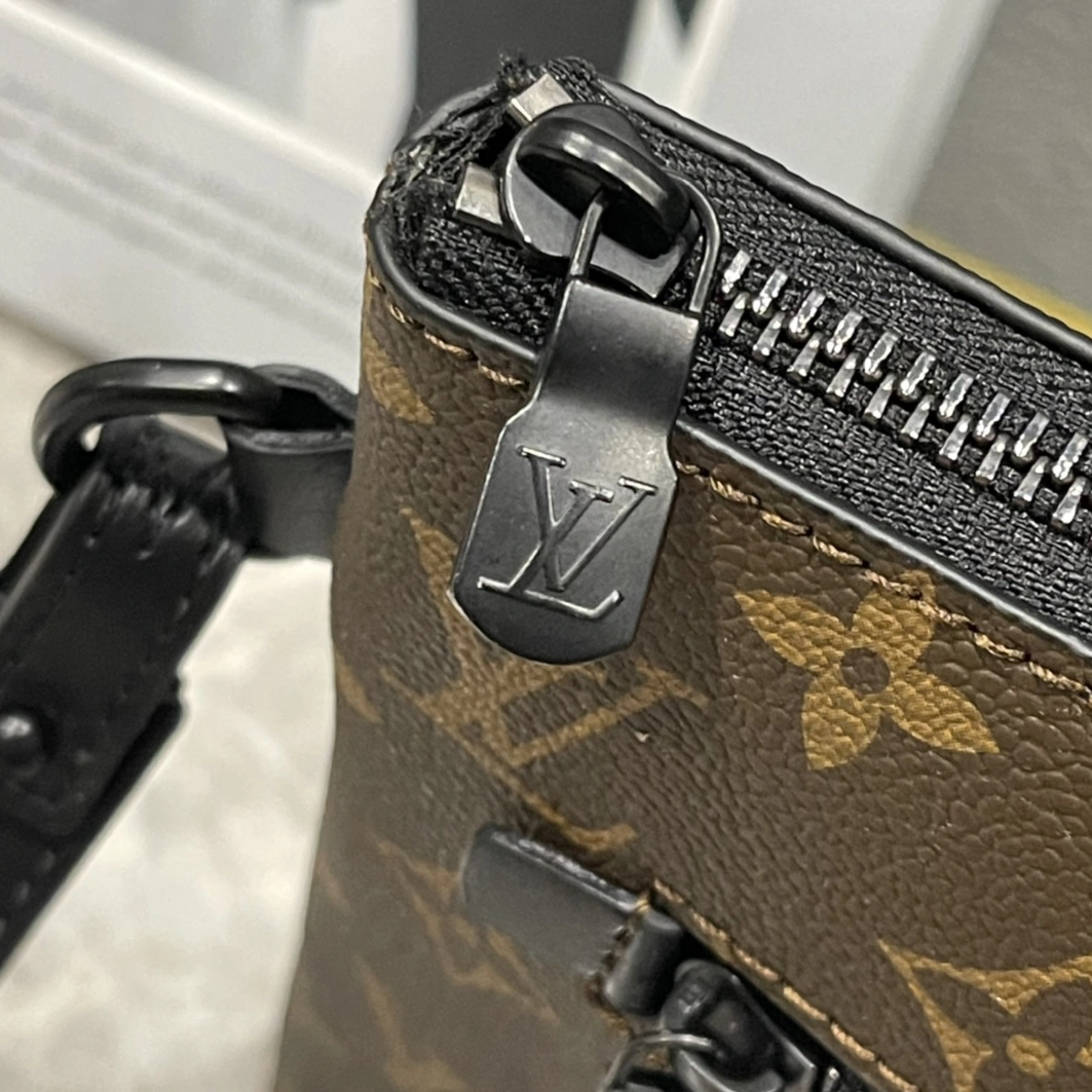 Louis Vuitton AAA Man Wallets Minimalist 6370