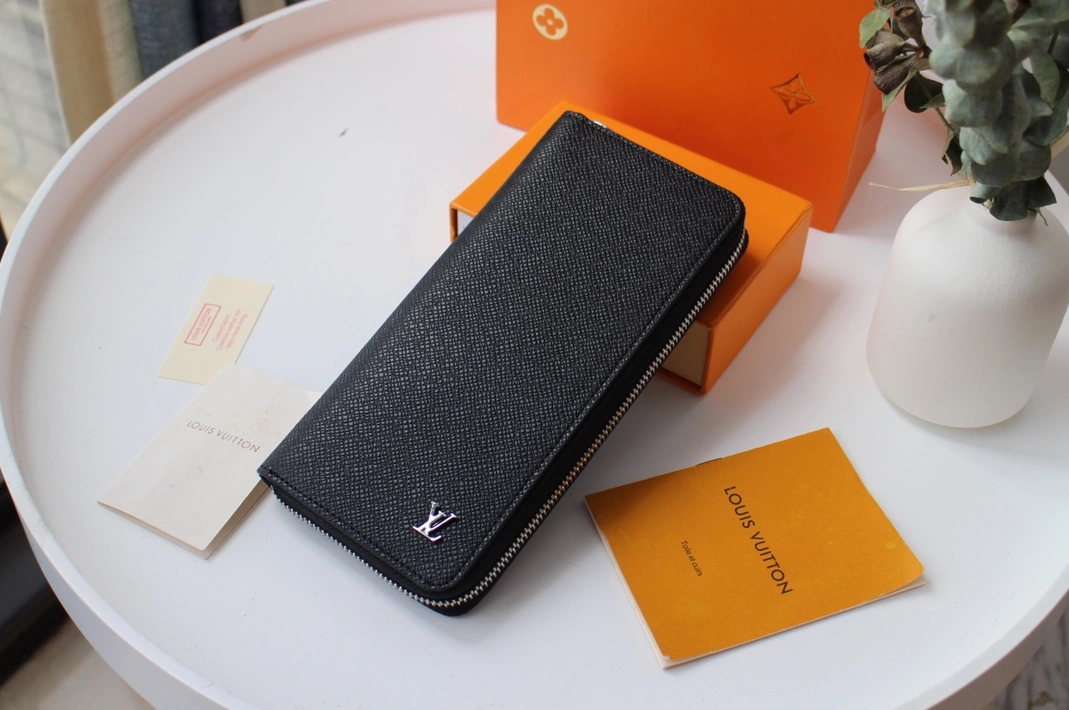 Louis Vuitton AAA Man Wallets Minimalist 8107
