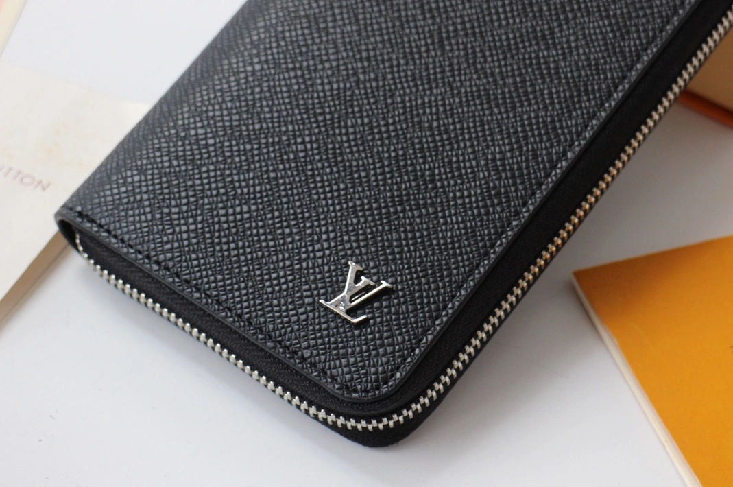 Louis Vuitton AAA Man Wallets Minimalist 8107