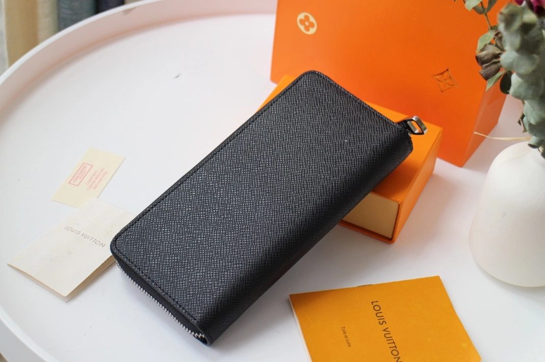 Louis Vuitton AAA Man Wallets Minimalist 8107