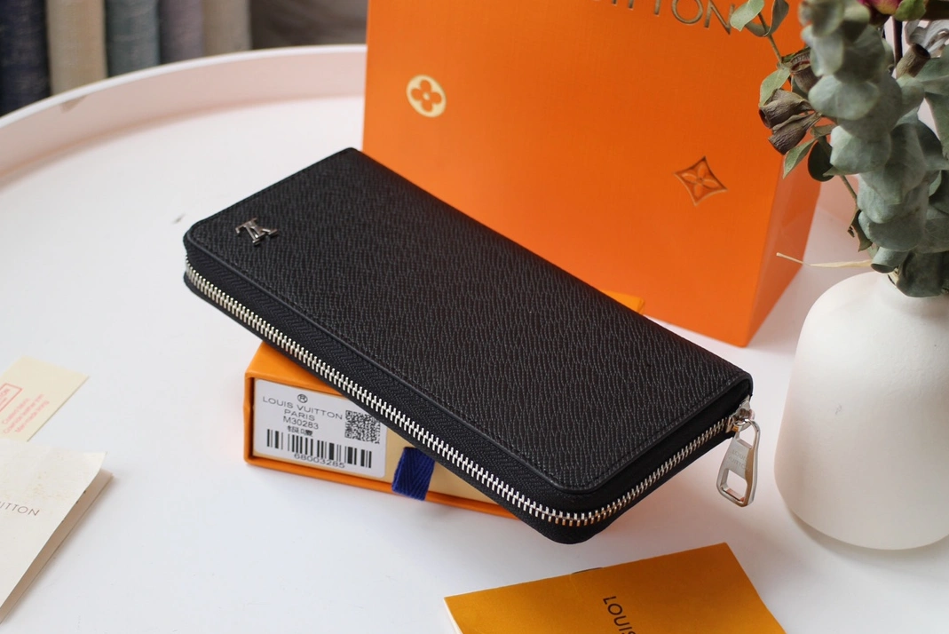 Louis Vuitton AAA Man Wallets Minimalist 8107