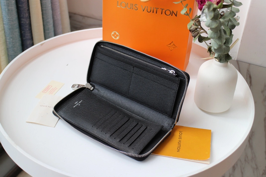 Louis Vuitton AAA Man Wallets Minimalist 8107