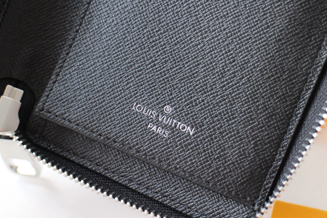 Louis Vuitton AAA Man Wallets Minimalist 8107