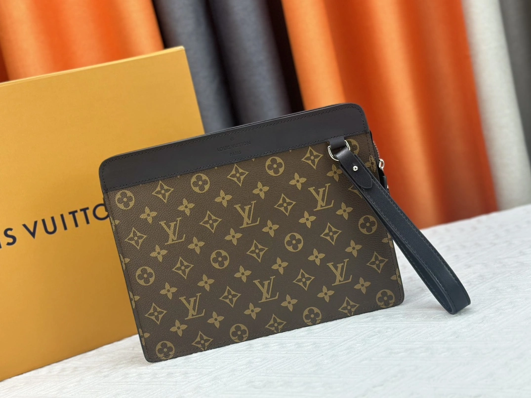 Louis Vuitton AAA Man Wallets Modern 8286