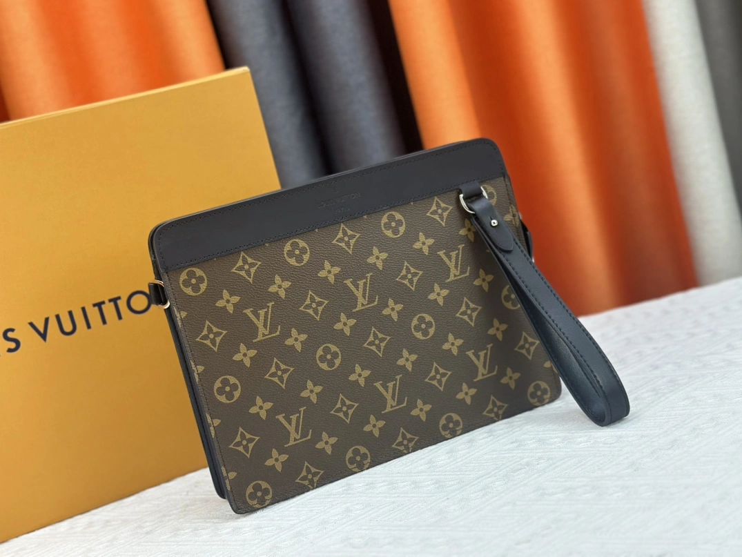 Louis Vuitton AAA Man Wallets Modern 8286