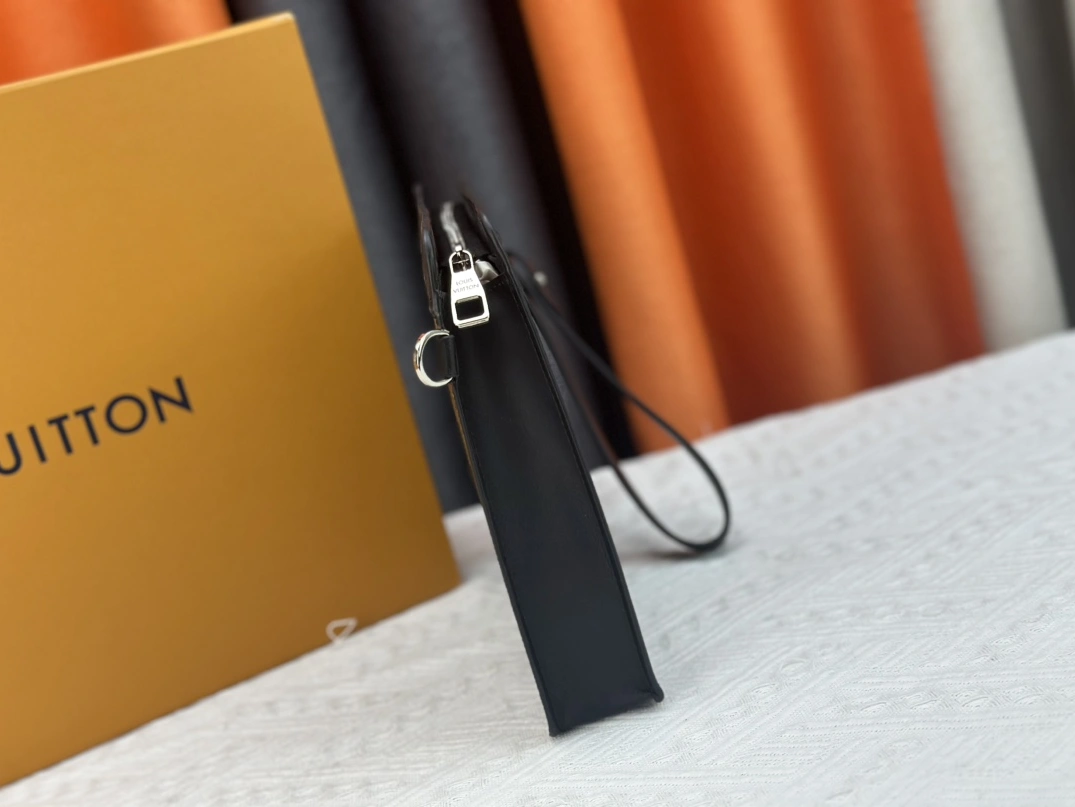 Louis Vuitton AAA Man Wallets Modern 8286