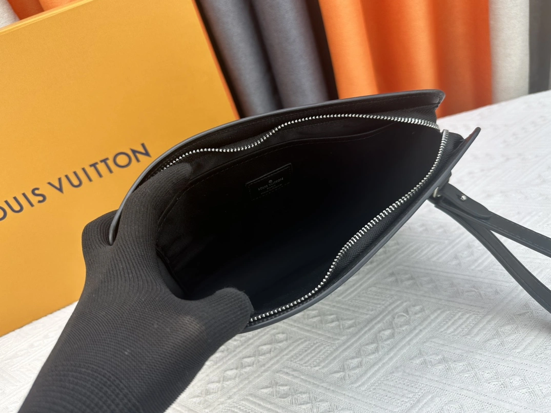 Louis Vuitton AAA Man Wallets Modern 8286