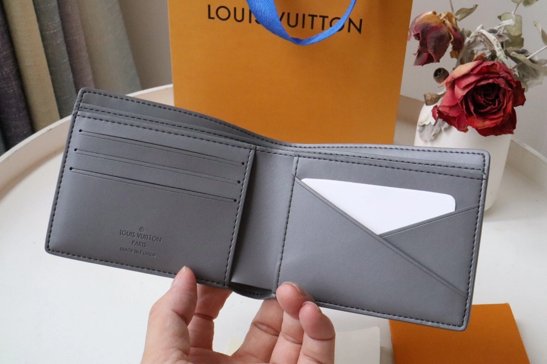 Louis Vuitton AAA Man Wallets Popular 6690